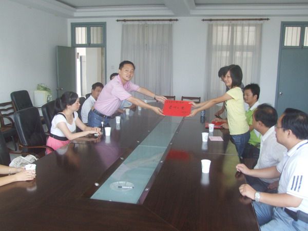 我公司董事长边玉福先生参加市“爱心助学金”发放仪式