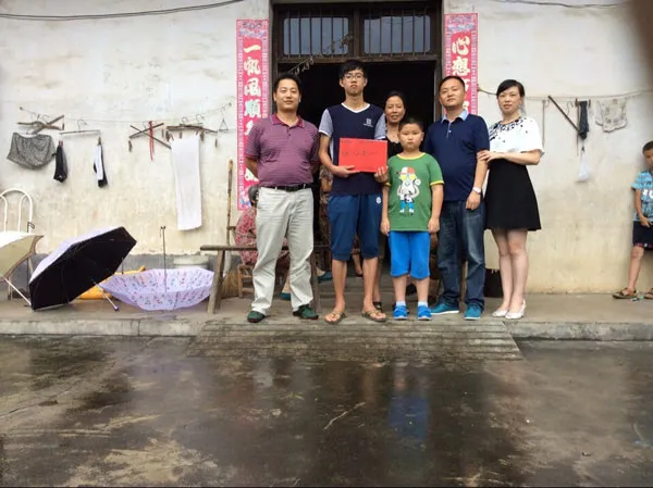 爱心奉献 圆梦学子