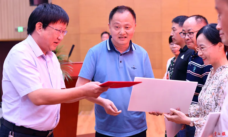 春蚕奉茧红烛映辉 “老师，你们辛苦啦！”