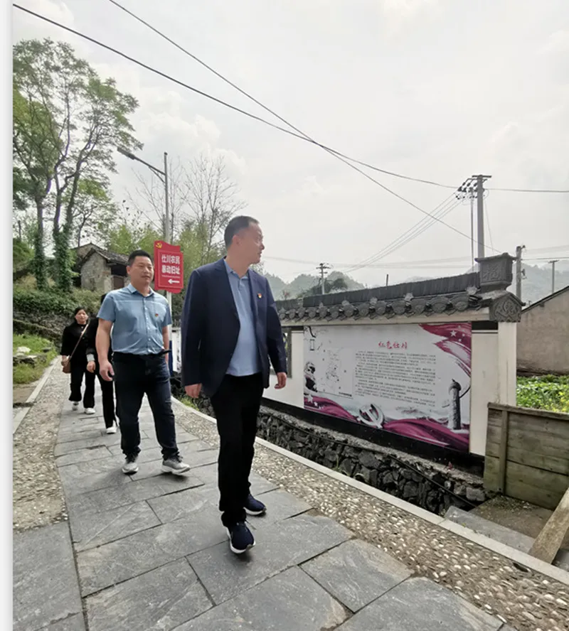 追随先辈足迹 扬起奋进之帆 追随先辈足迹 扬起奋进之帆