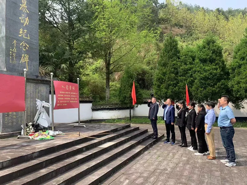 追随先辈足迹 扬起奋进之帆 追随先辈足迹 扬起奋进之帆