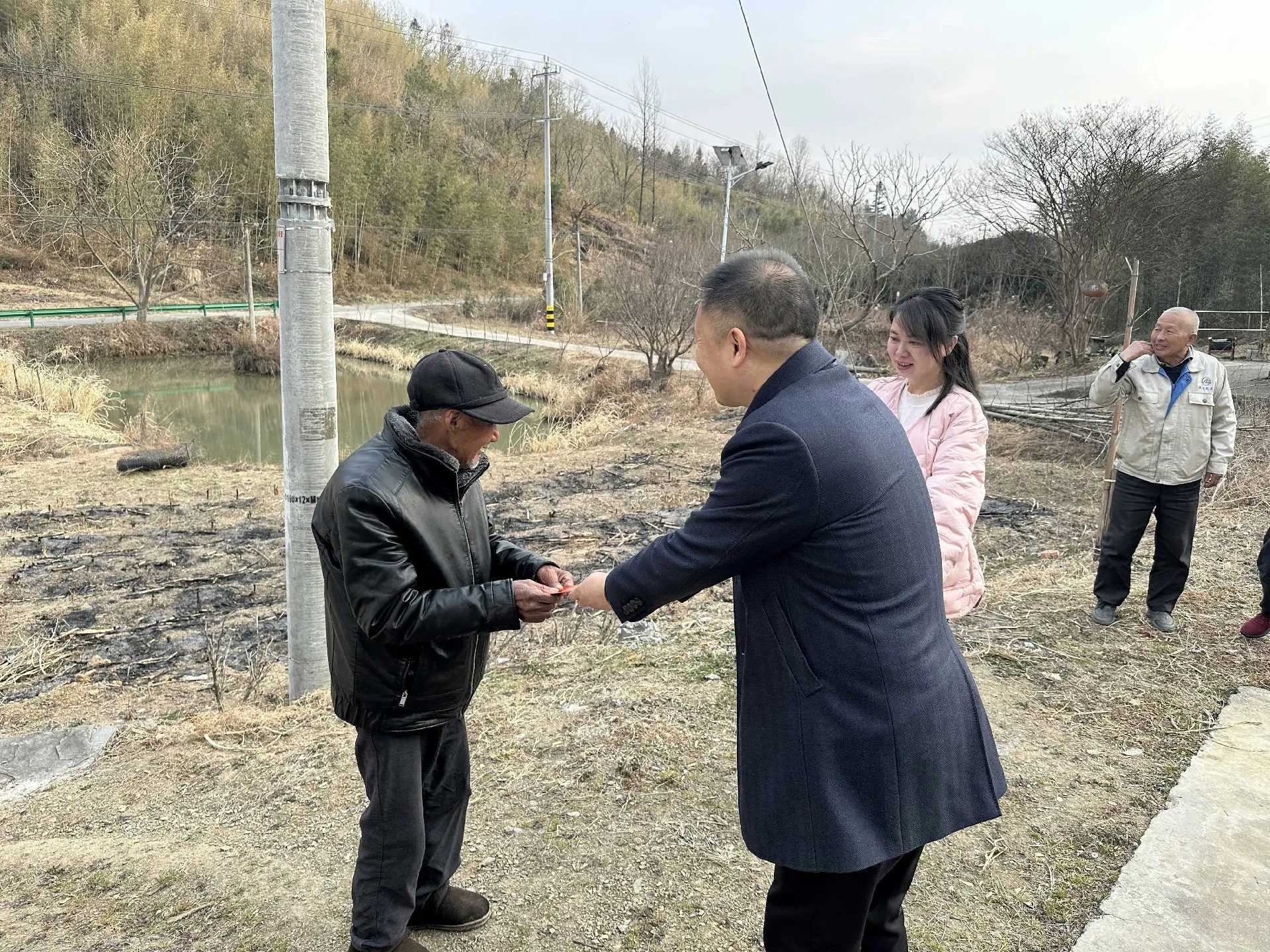 爱心善举暖人心